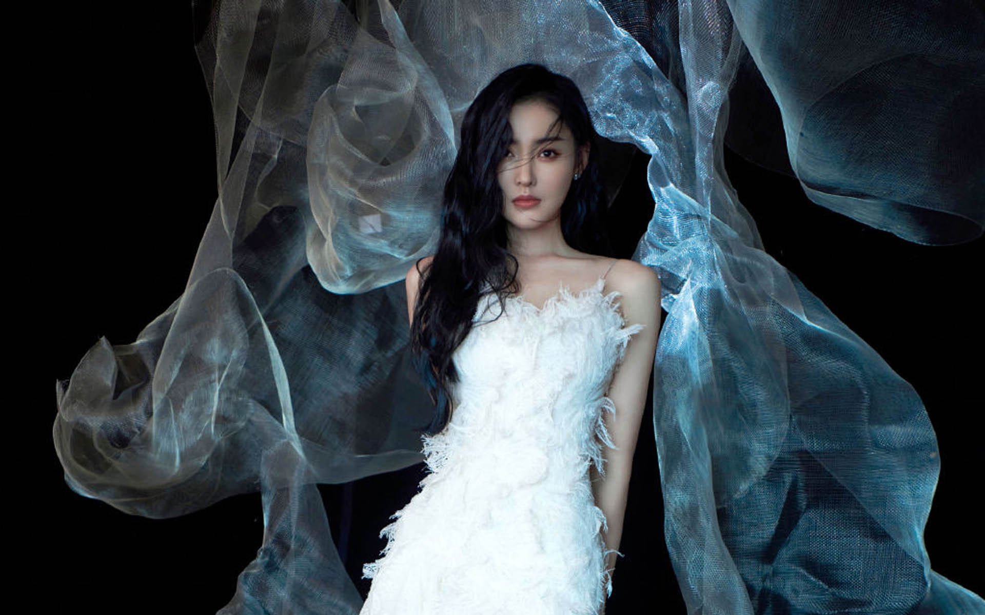 “足球场地建设提速，为全民运动提供硬件保障”，足球场的建设