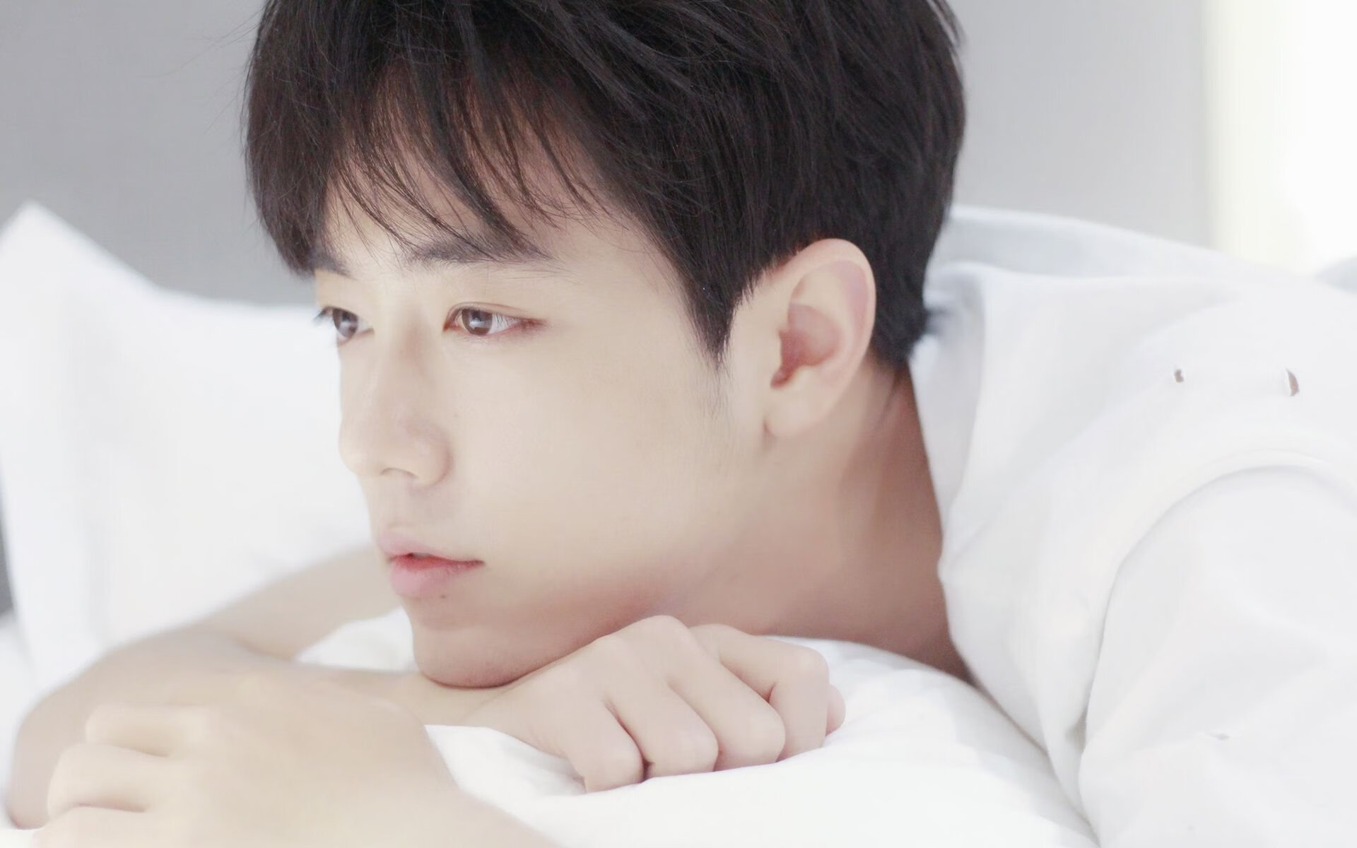 空中飞盘大赛，投掷技巧与协调性比拼，飞盘在空中如何实现转弯