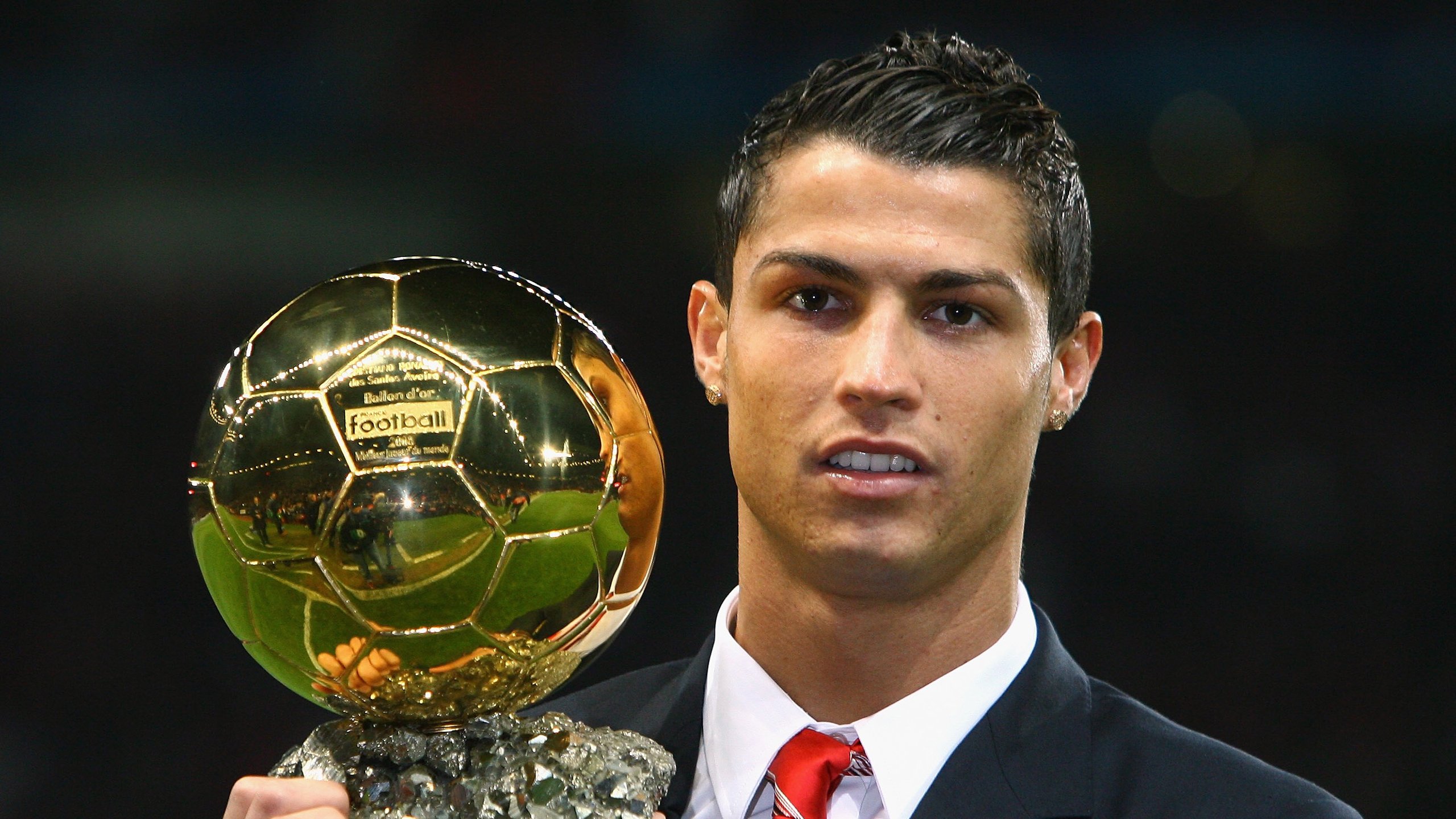 爱游戏官方网站-曼联前锋伤愈复出，重返首发阵容，曼联史上最强前锋