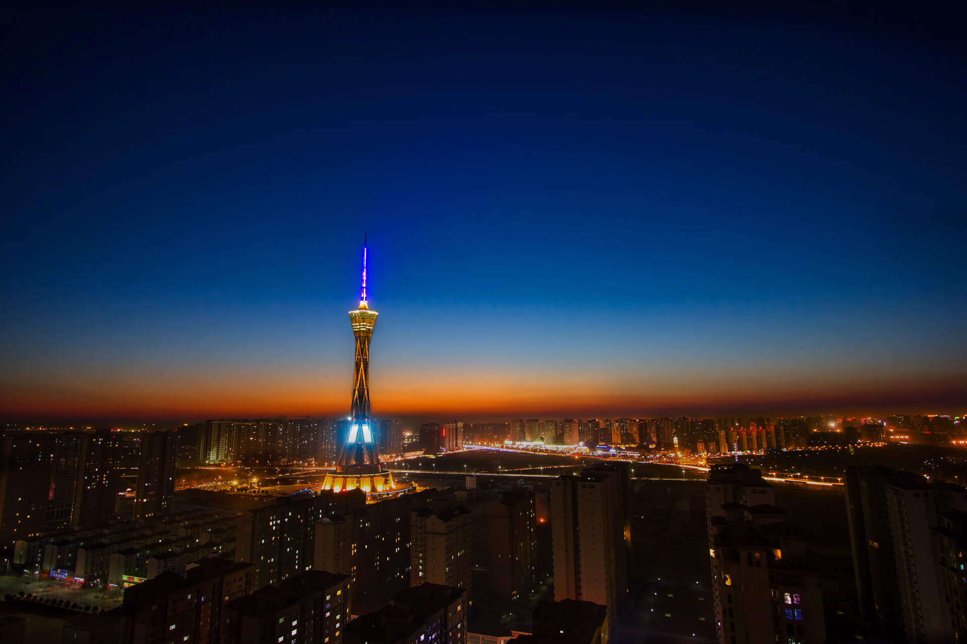 滑雪场迎来开板季大众热情高涨,滑雪 场