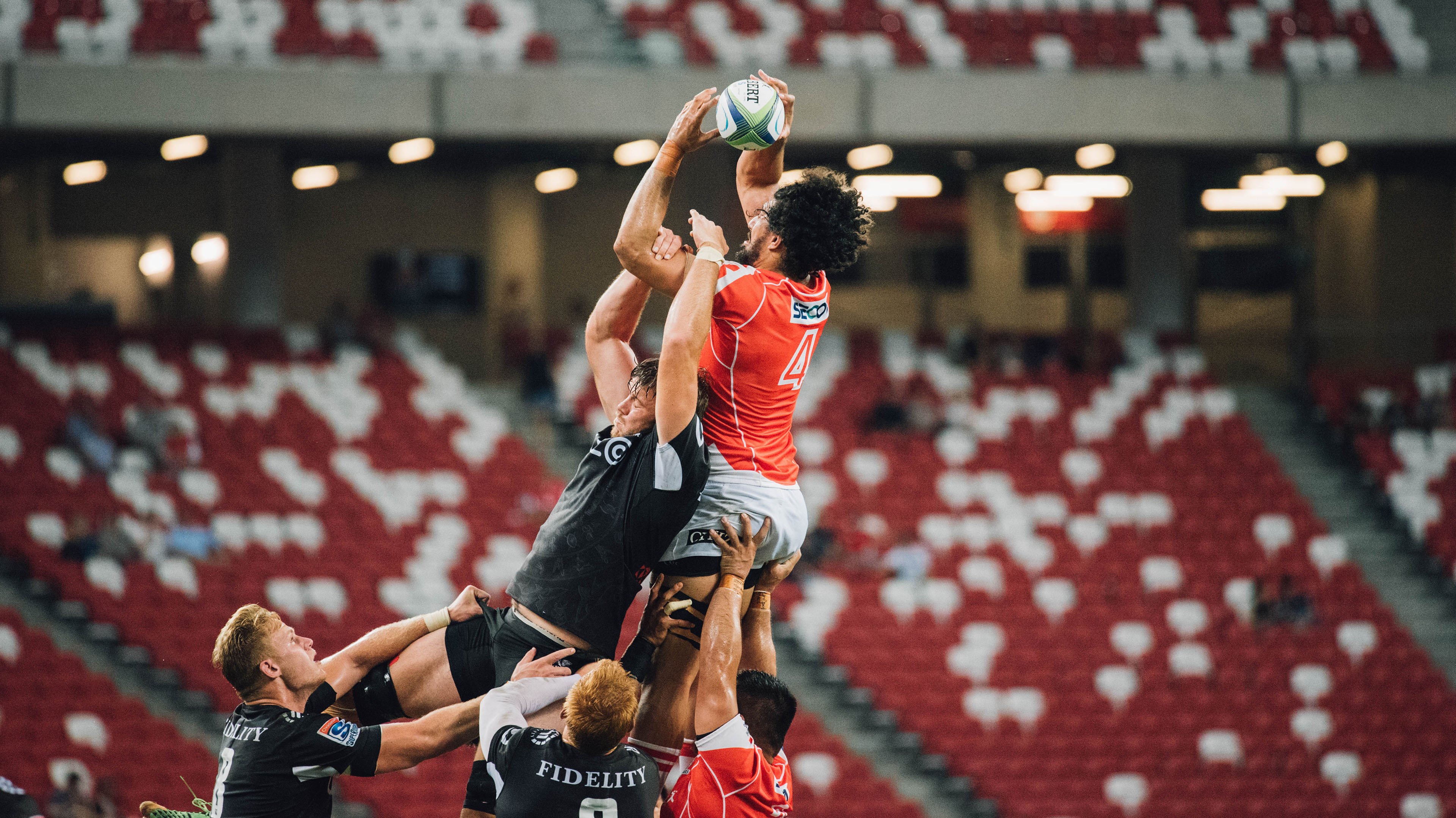 【粉丝狂欢】现场观众的热情更添比赛火热氛围，粉丝活动